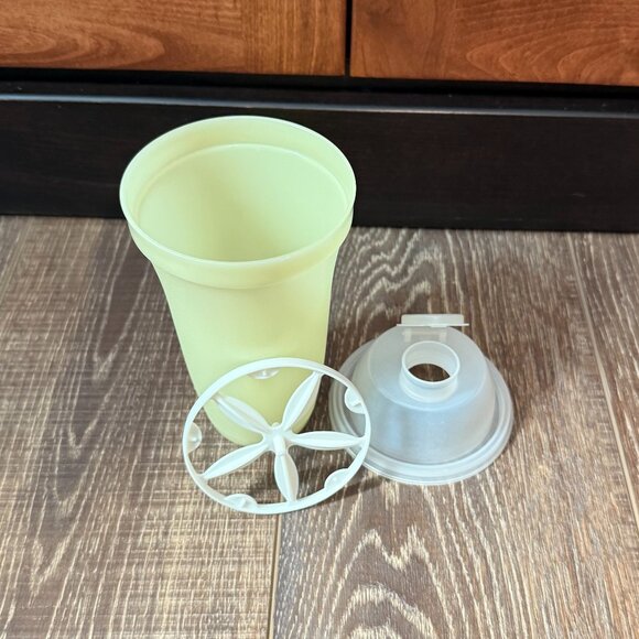 Tupperware Quick Shake Container with Insert - Picture 5 of 16